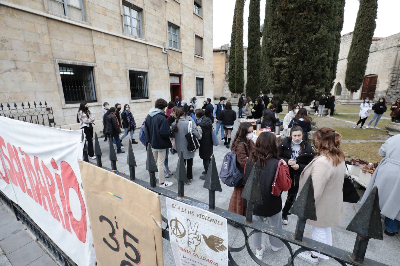 Fotos: Ayuno solidario por la paz en Ucrania en la Plaza de la Universidad