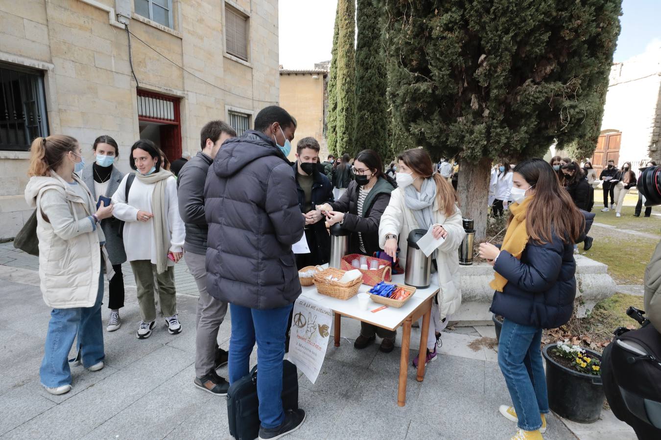 Fotos: Ayuno solidario por la paz en Ucrania en la Plaza de la Universidad