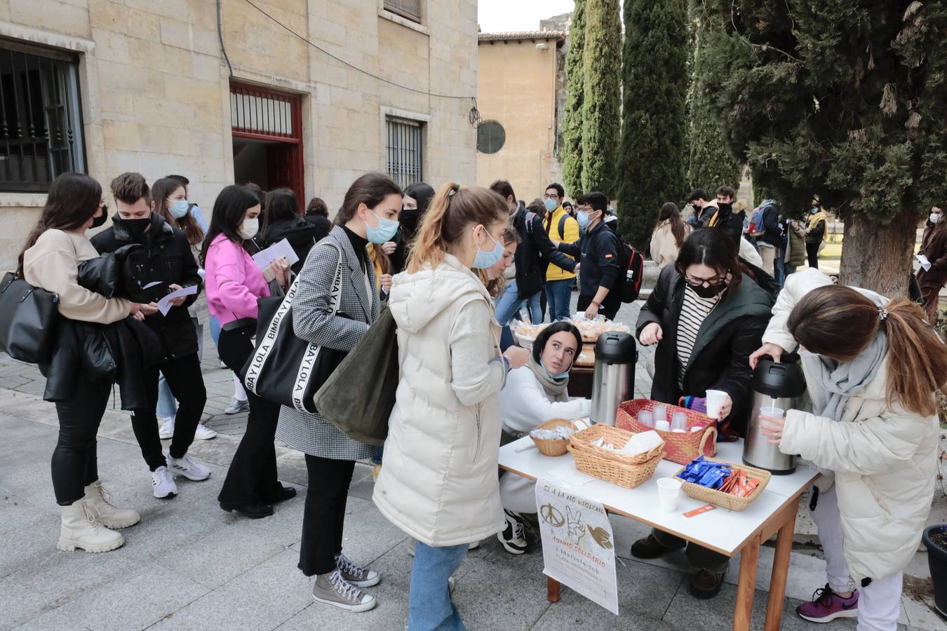 Fotos: Ayuno solidario por la paz en Ucrania en la Plaza de la Universidad