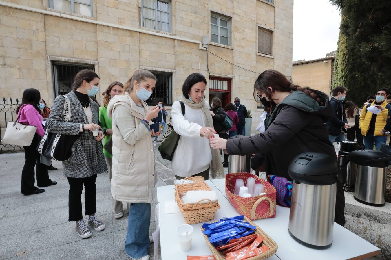 Fotos: Ayuno solidario por la paz en Ucrania en la Plaza de la Universidad