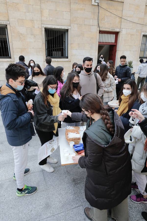 Fotos: Ayuno solidario por la paz en Ucrania en la Plaza de la Universidad