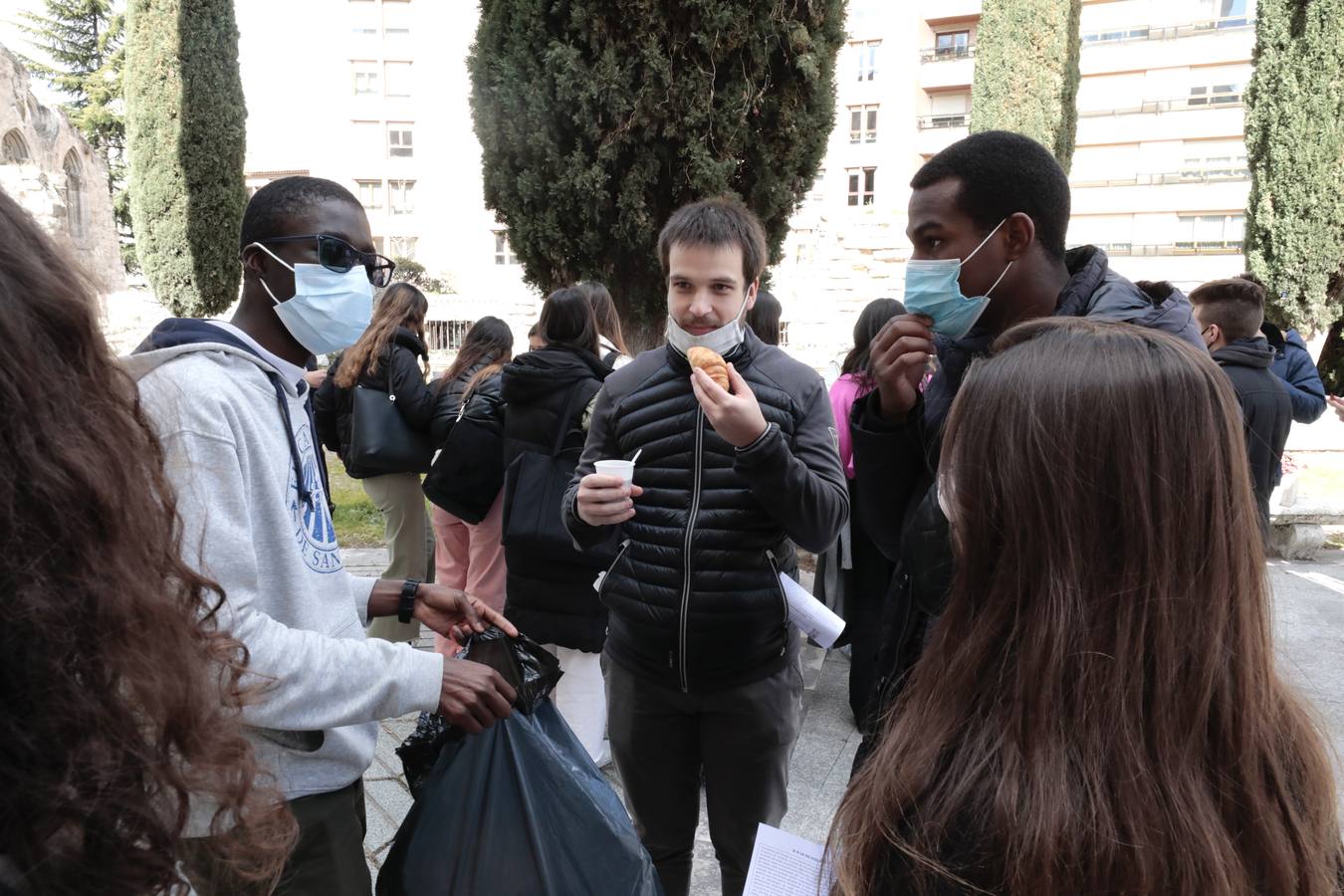 Fotos: Ayuno solidario por la paz en Ucrania en la Plaza de la Universidad