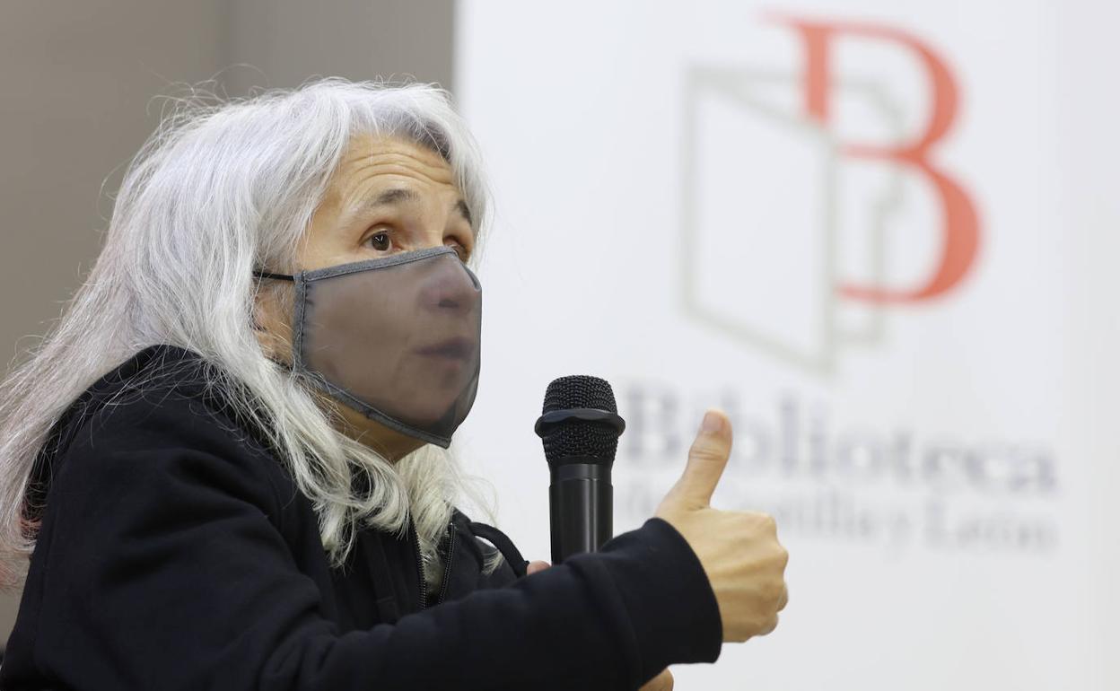 La escritora Belén Gopegui, en la presentación de 'Existiríamos el mar' en Valladolid. 
