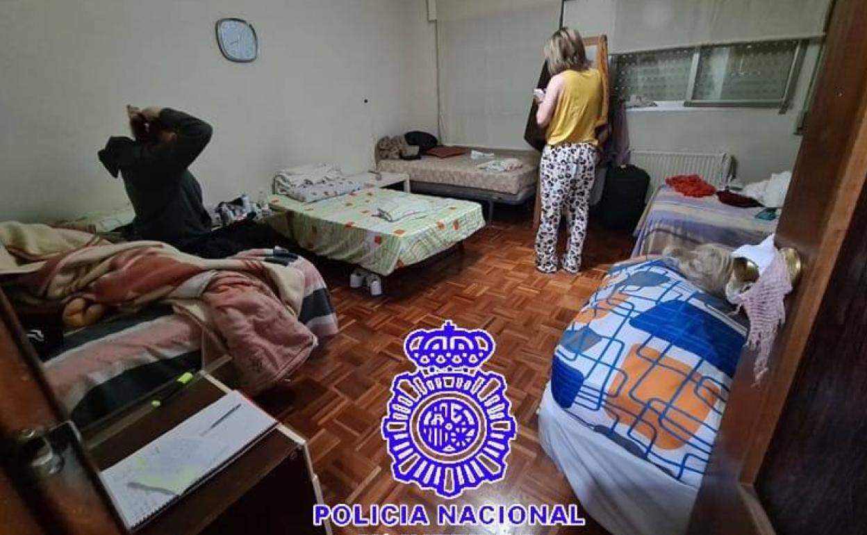 El salón del piso de Girón en el que vivían hacinadas las víctimas. 