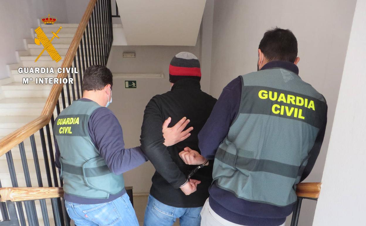 La Guardia Civil con el detenido que llevaba fugado desde 2020. 