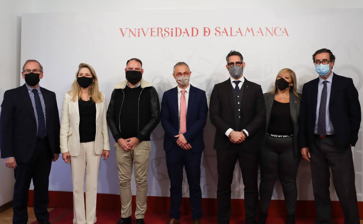 Pedro Álvarez, director de Operaciones Industriales ENUSA; Sama Bilbao y León, directora general de Word Nuclear Association; Mariano Moreno Pavón, presidente del Grupo ENUSA; Ricardo Rivero, rector de la Universidad de Salamanca; Héctor Dominguis Pérez, presidente de SNE; Rosario Arévalo, directora corporativa del Grupo ENUSA; y Roberto González, director del Área de Negocio ENUSA. 