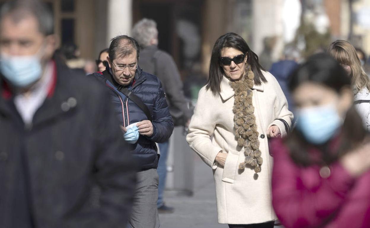 Un hombre se quita la mascarilla mientras pasea por Valladolid. 