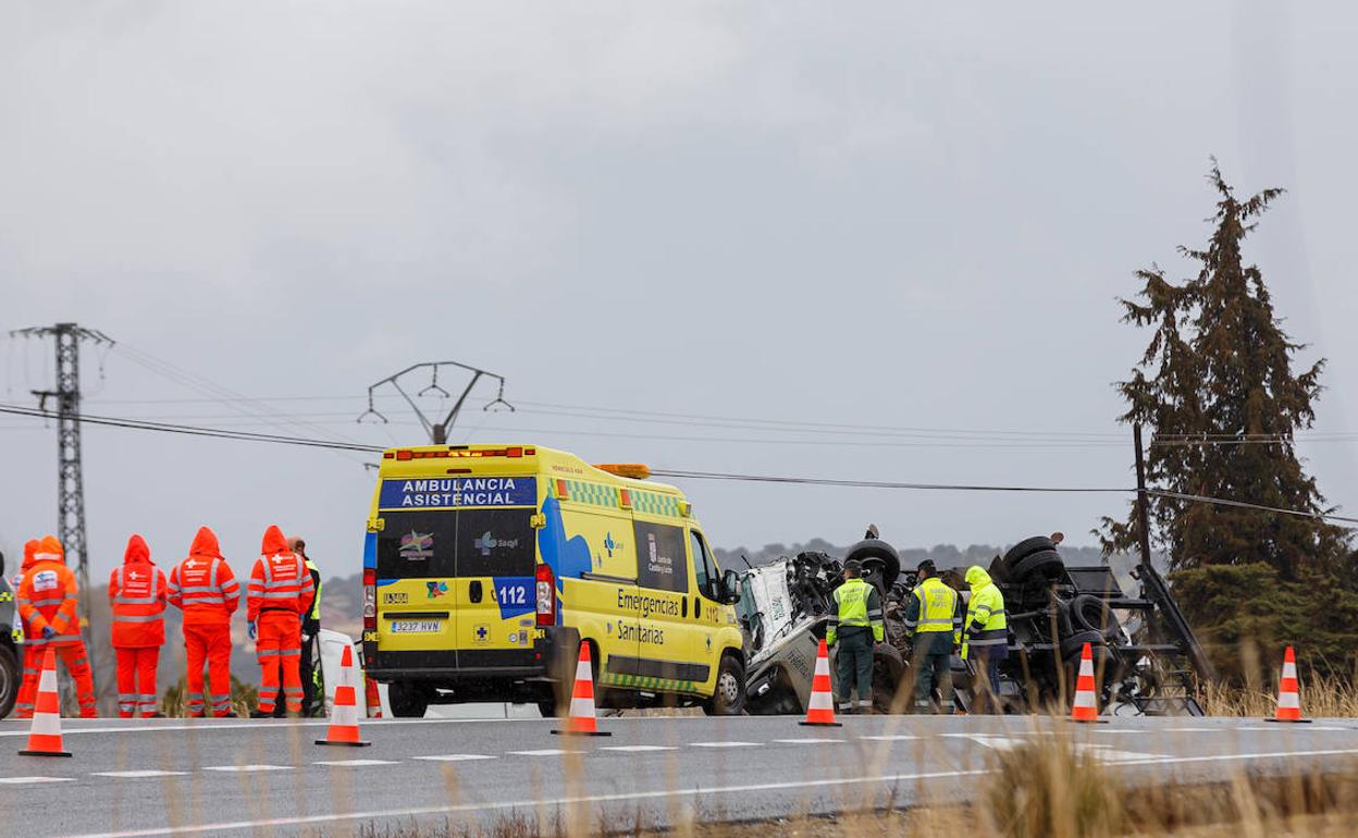 Equipos sanitarios, una ambulancia y miembros de la Guardia Civil en el lugar del accidente de este viernes en la N-6. . 