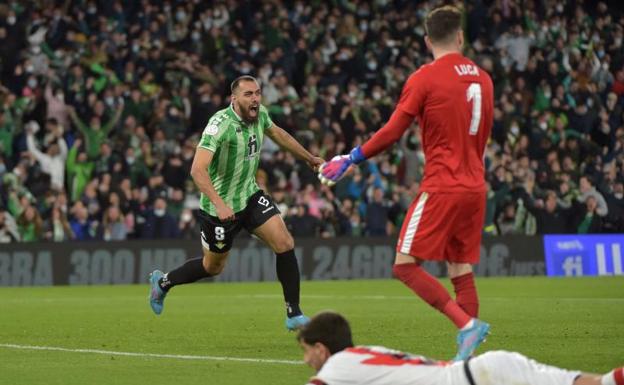 Borja Iglesias rescata al Betis y reduce al valiente Rayo