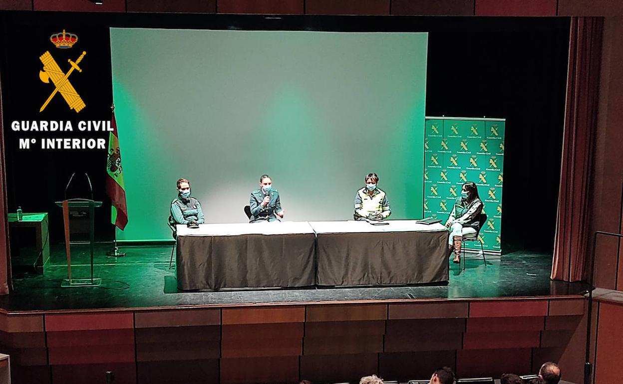 Mesa redonda «Ámbito rural, mujeres y Guardia Civil, tres realidades con futuro». 