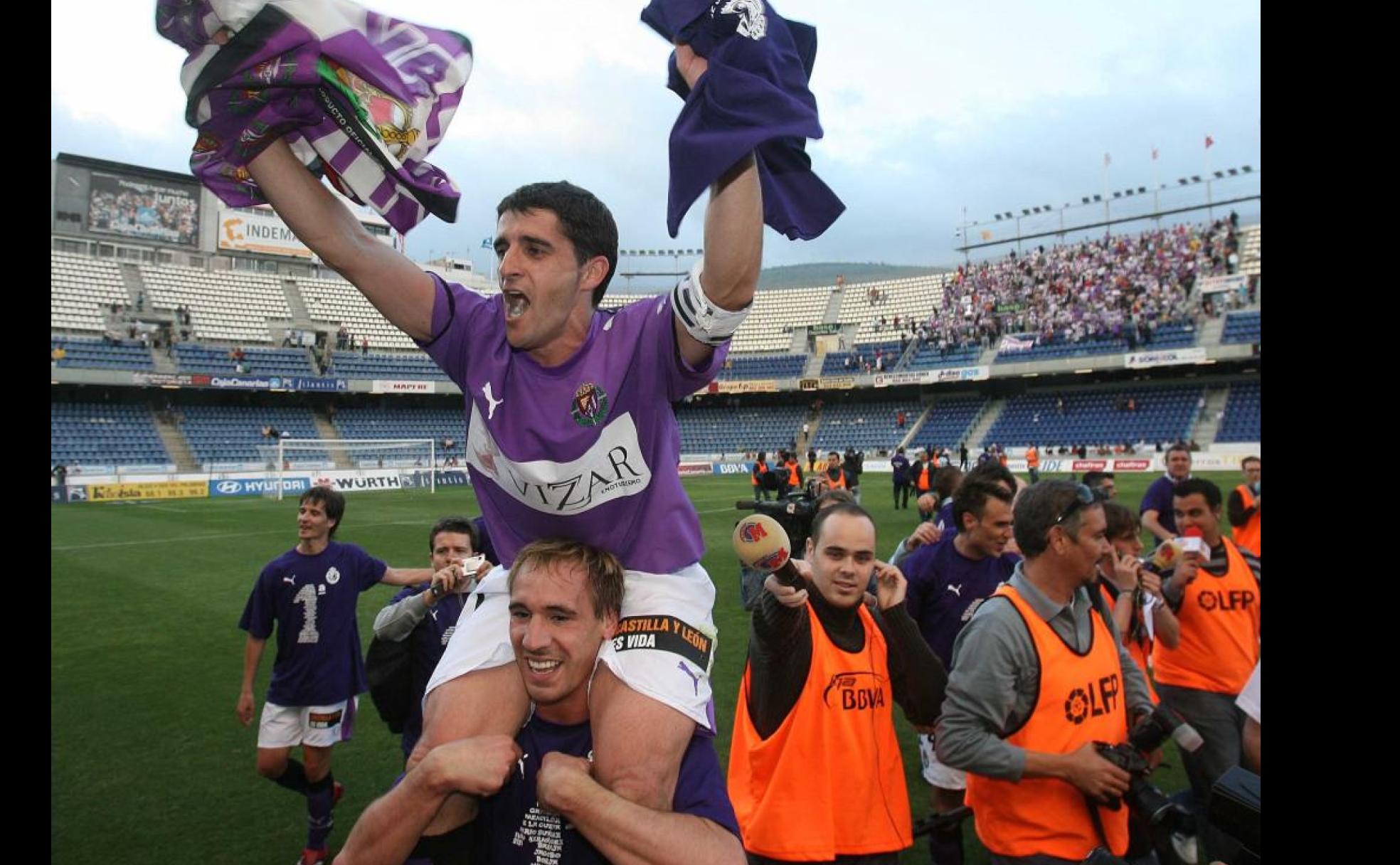 Víctor a hombros de Borja, icónica imagen de aquel ascenso 