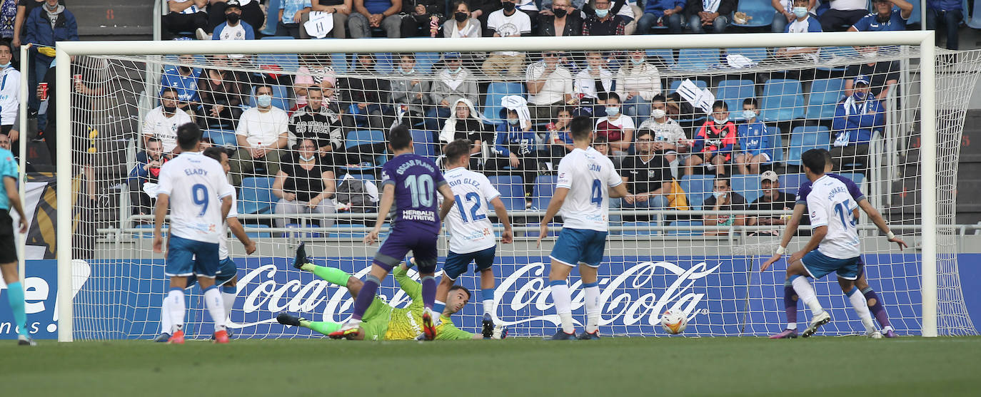 Una de las imágenes que ha dejado el Tenerife 1-4 Real Valladolid. 