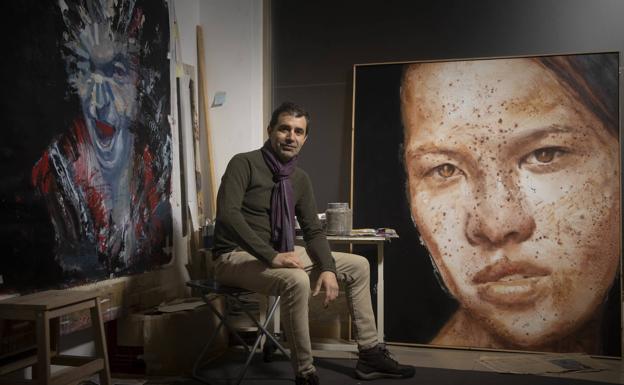 Daniel Yordanov, en su taller, entre 'El alma condenada' y 'Pecadora'.