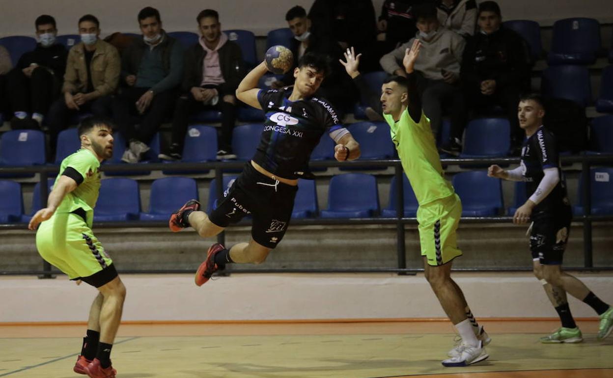 El BM Salamanca vende cara su derrota ante el intratable CB Santoña (24-29)