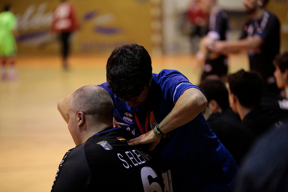 El BM Salamanca vende cara su derrota ante el intratable CB Santoña (24-29)