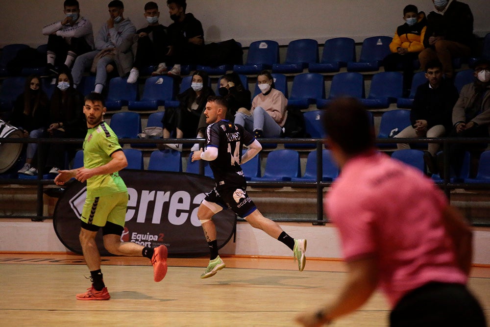 El BM Salamanca vende cara su derrota ante el intratable CB Santoña (24-29)