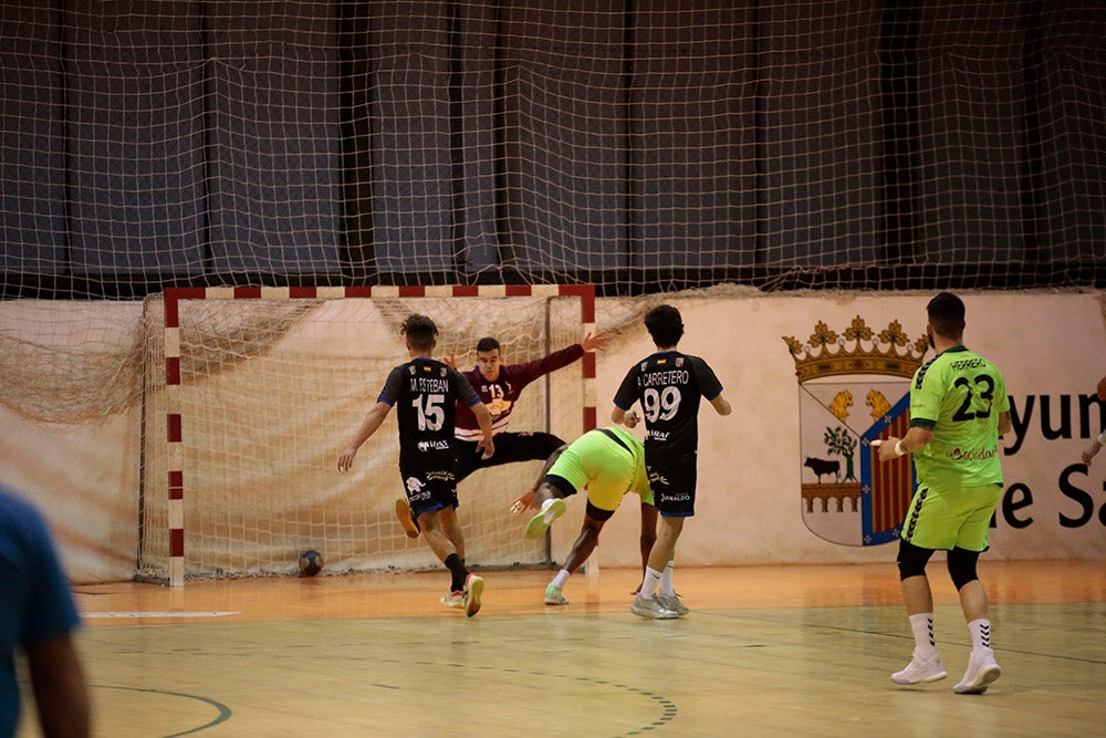 El BM Salamanca vende cara su derrota ante el intratable CB Santoña (24-29)