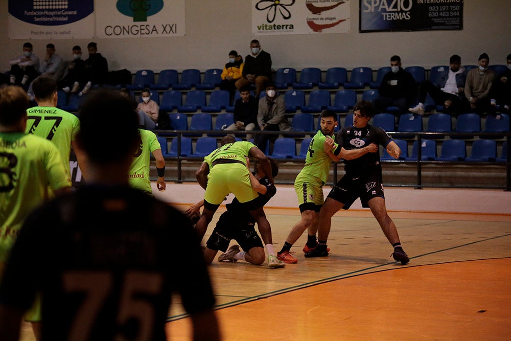 El BM Salamanca vende cara su derrota ante el intratable CB Santoña (24-29)