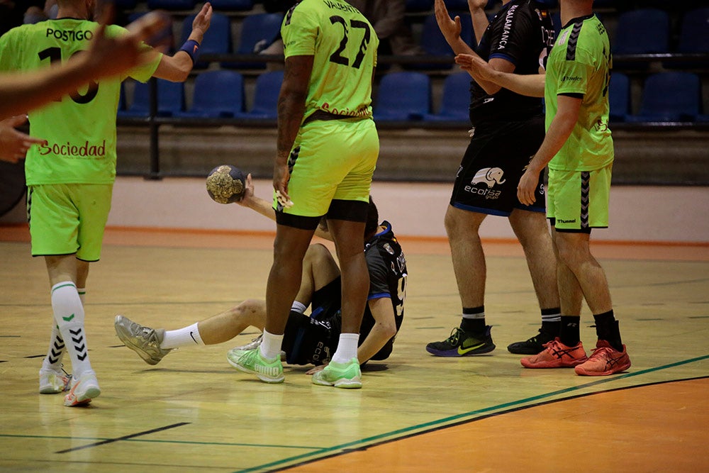 El BM Salamanca vende cara su derrota ante el intratable CB Santoña (24-29)