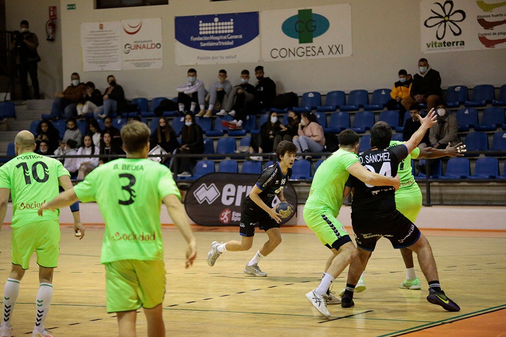 El BM Salamanca vende cara su derrota ante el intratable CB Santoña (24-29)