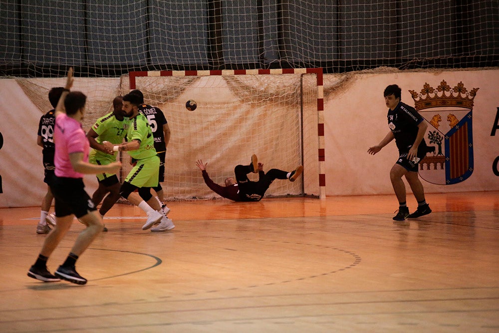 El BM Salamanca vende cara su derrota ante el intratable CB Santoña (24-29)