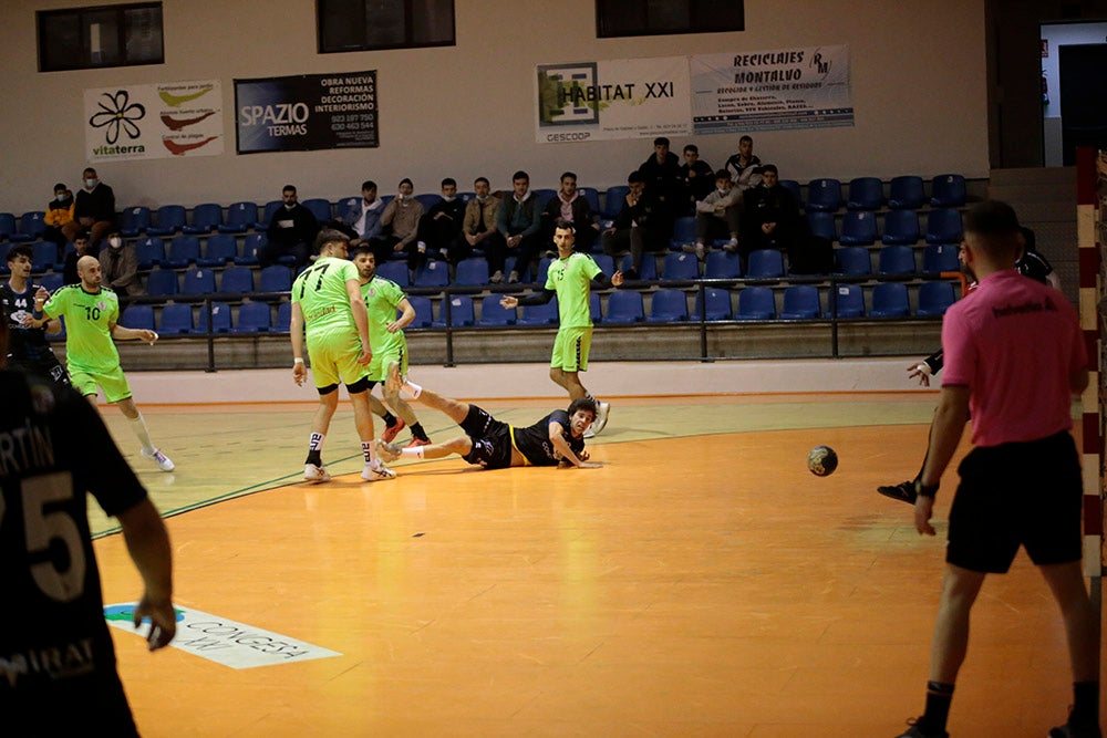 El BM Salamanca vende cara su derrota ante el intratable CB Santoña (24-29)