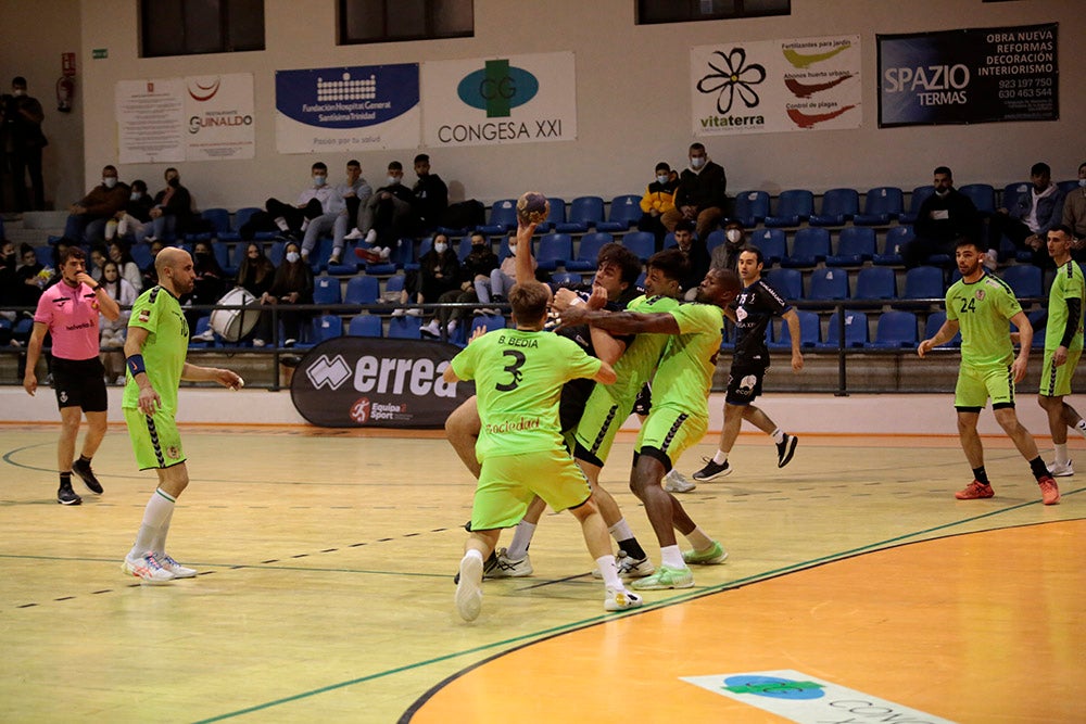 El BM Salamanca vende cara su derrota ante el intratable CB Santoña (24-29)