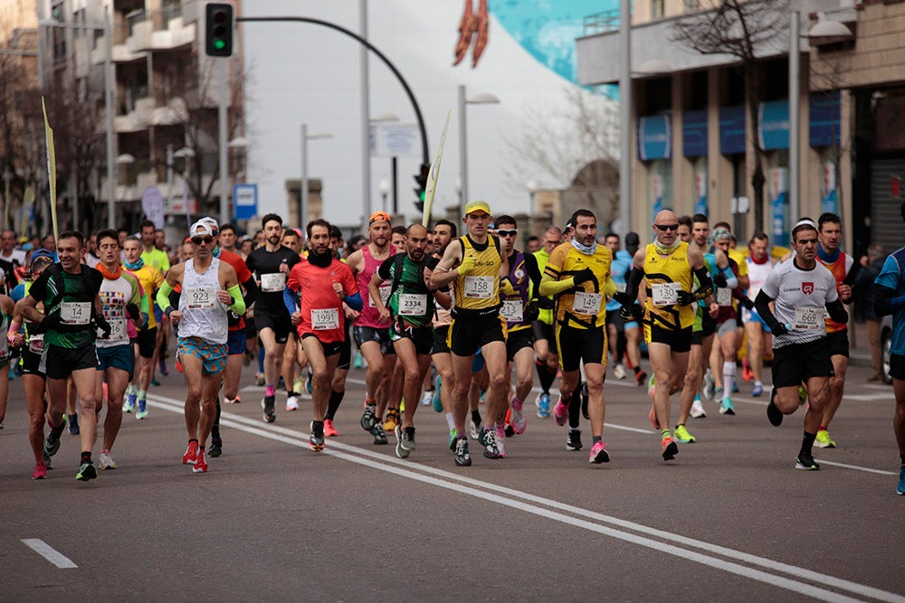 El Paseo de la Estación se convirtió en lugar de reencuentro de los participantes en la Media Maratón Ciudad de Salamanca
