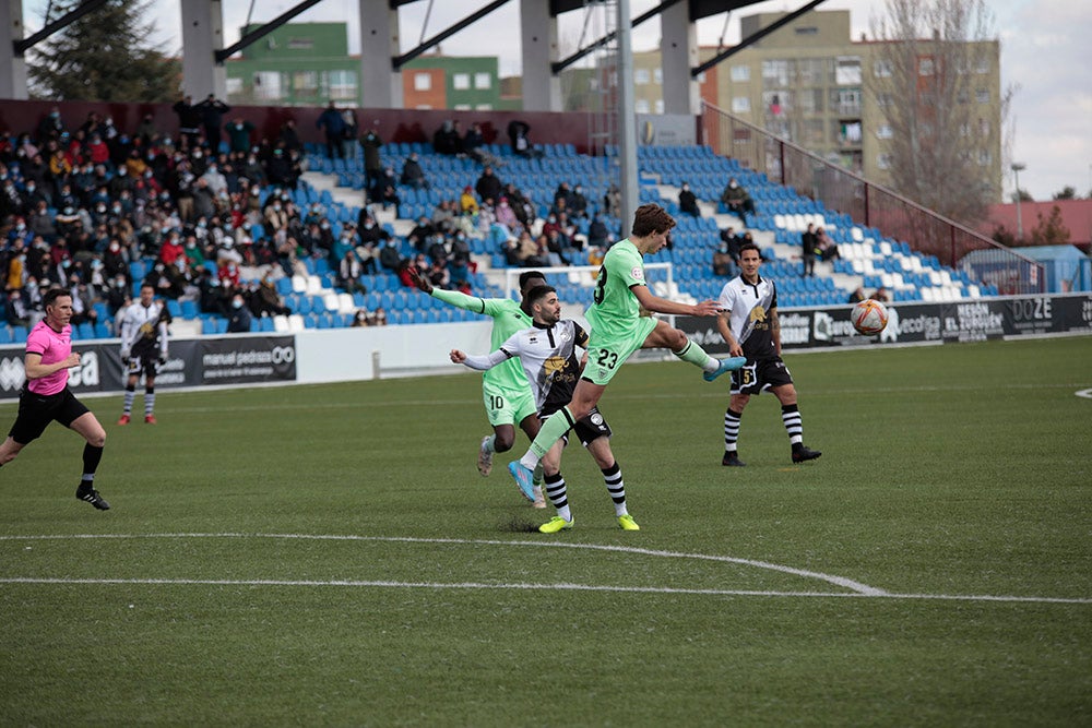 La falta de puntería condena a Unionistas a su tercera derrota seguida ante el Bilbao Athletic (0-1) 