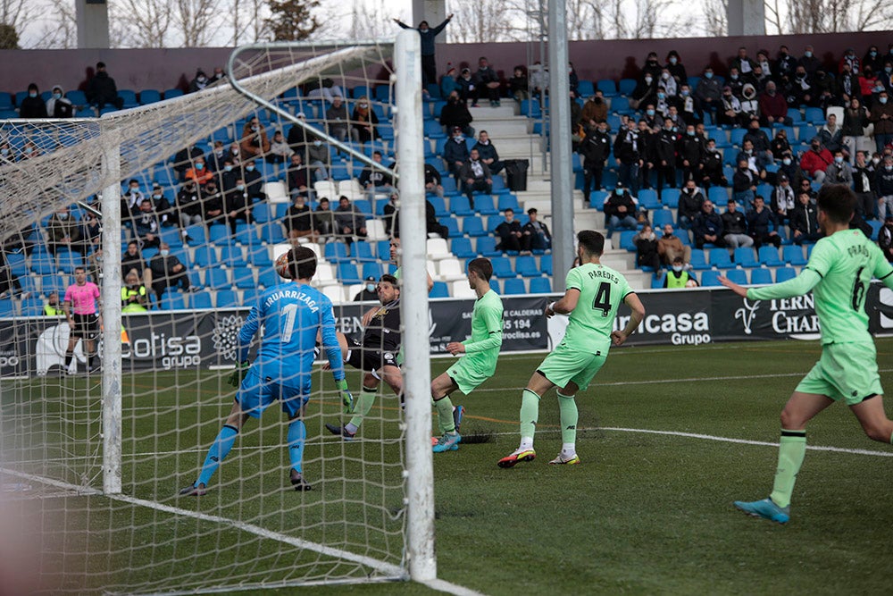 La falta de puntería condena a Unionistas a su tercera derrota seguida ante el Bilbao Athletic (0-1) 