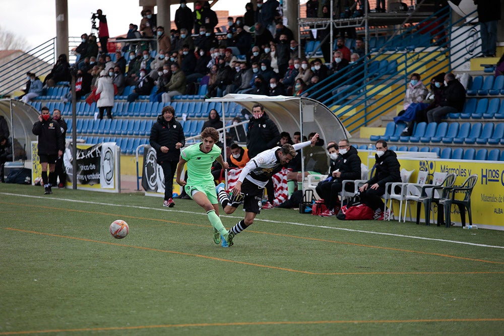 La falta de puntería condena a Unionistas a su tercera derrota seguida ante el Bilbao Athletic (0-1) 