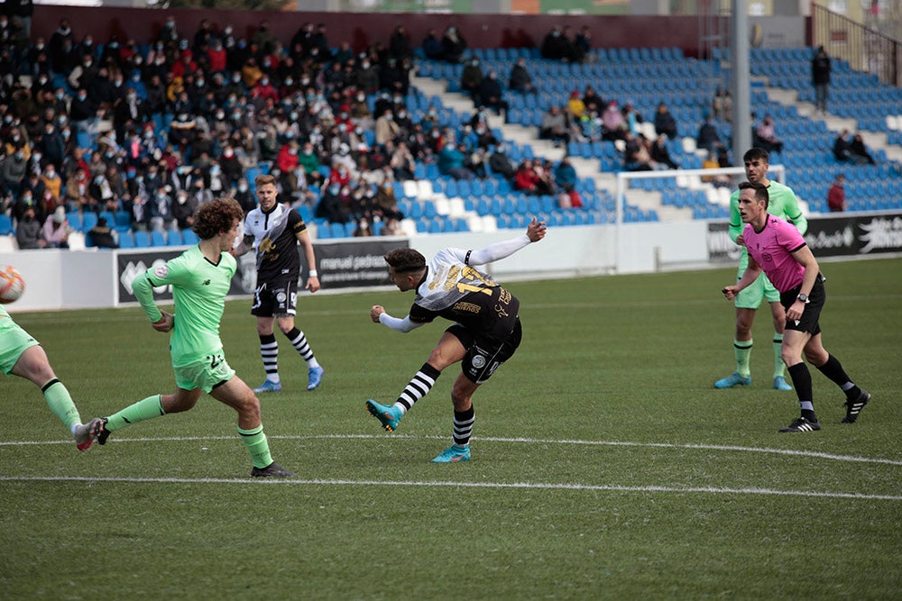 La falta de puntería condena a Unionistas a su tercera derrota seguida ante el Bilbao Athletic (0-1) 