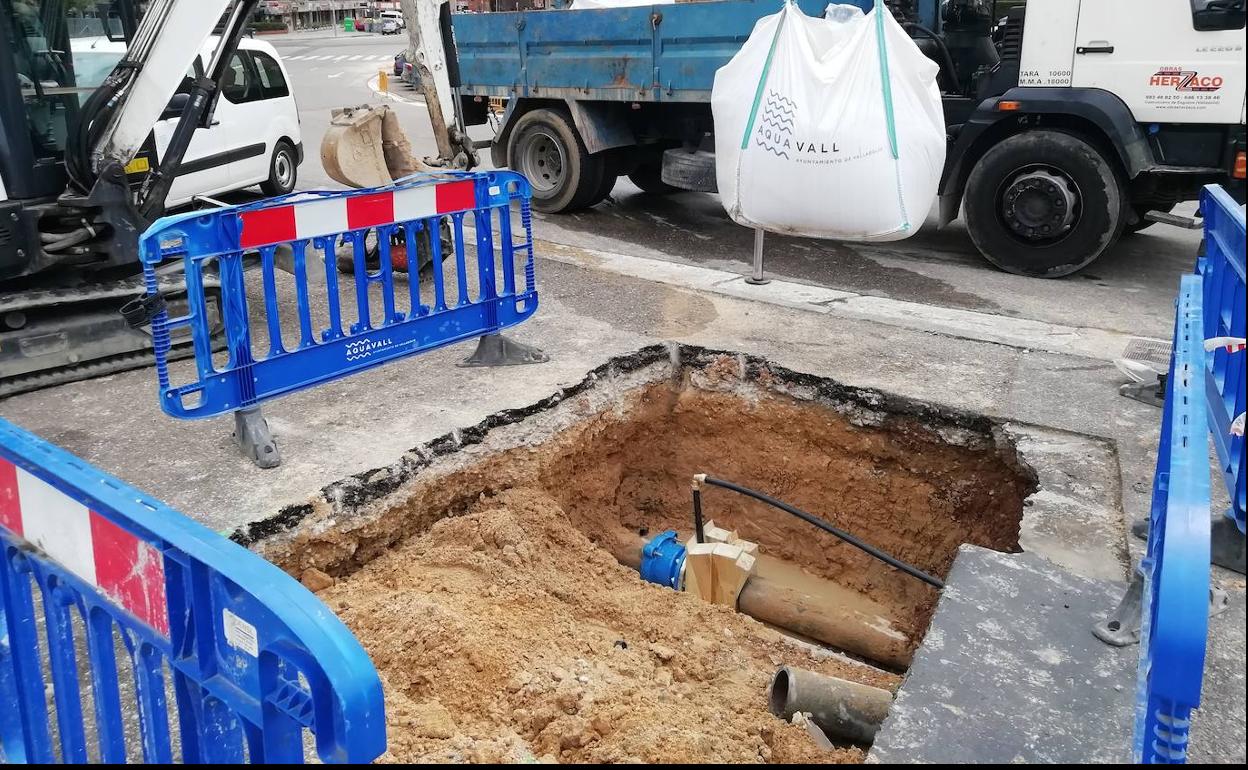 Trabajos para reparar la tubería rota.