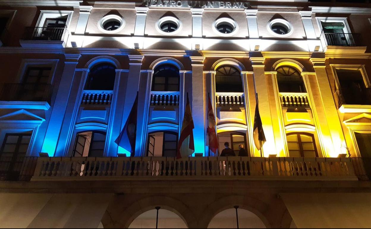 Fachada del teatro Juan Bravo, con los colores de la bandera de Ucrania. 