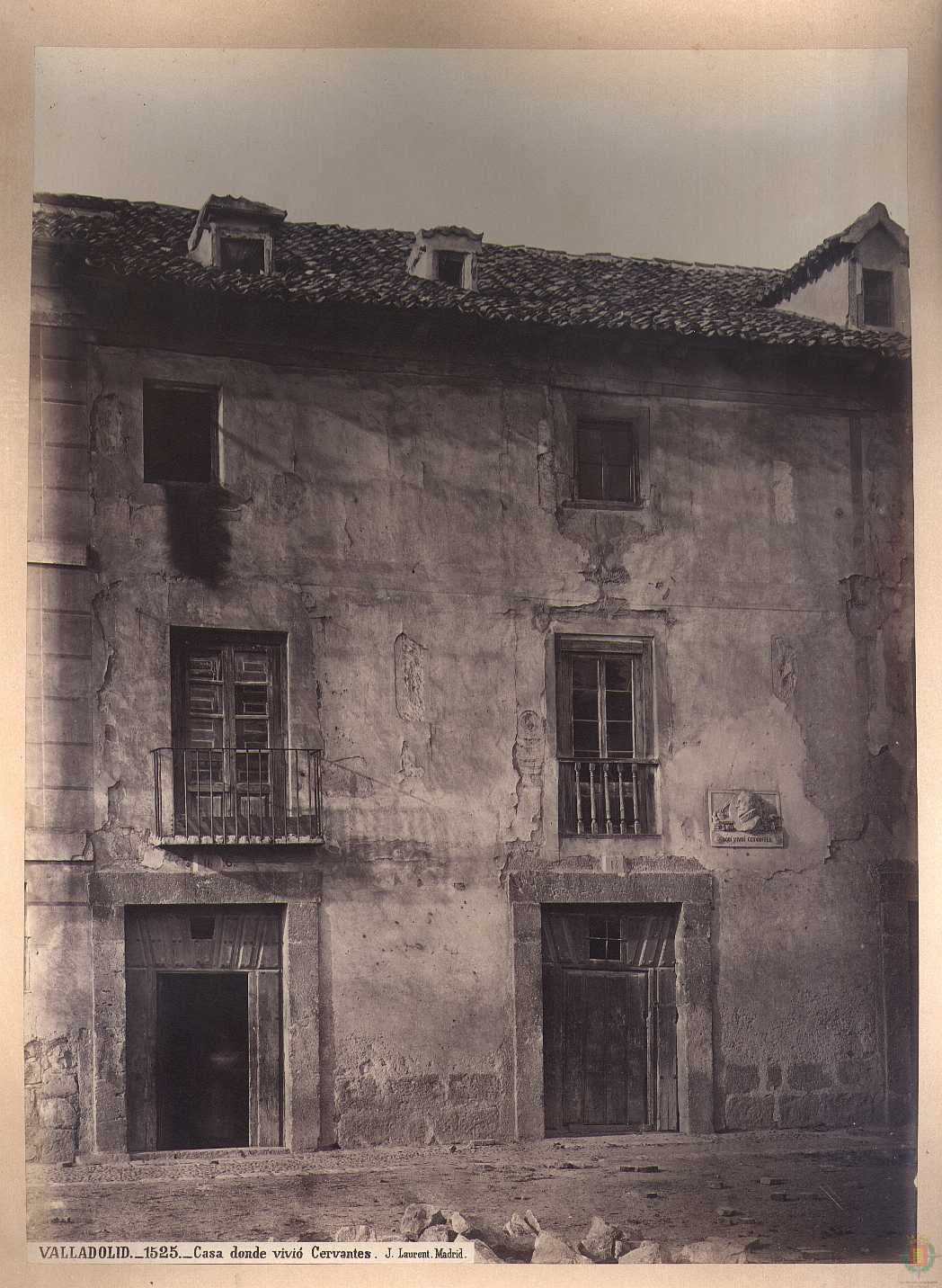 Fachada en la calle del Rastro.