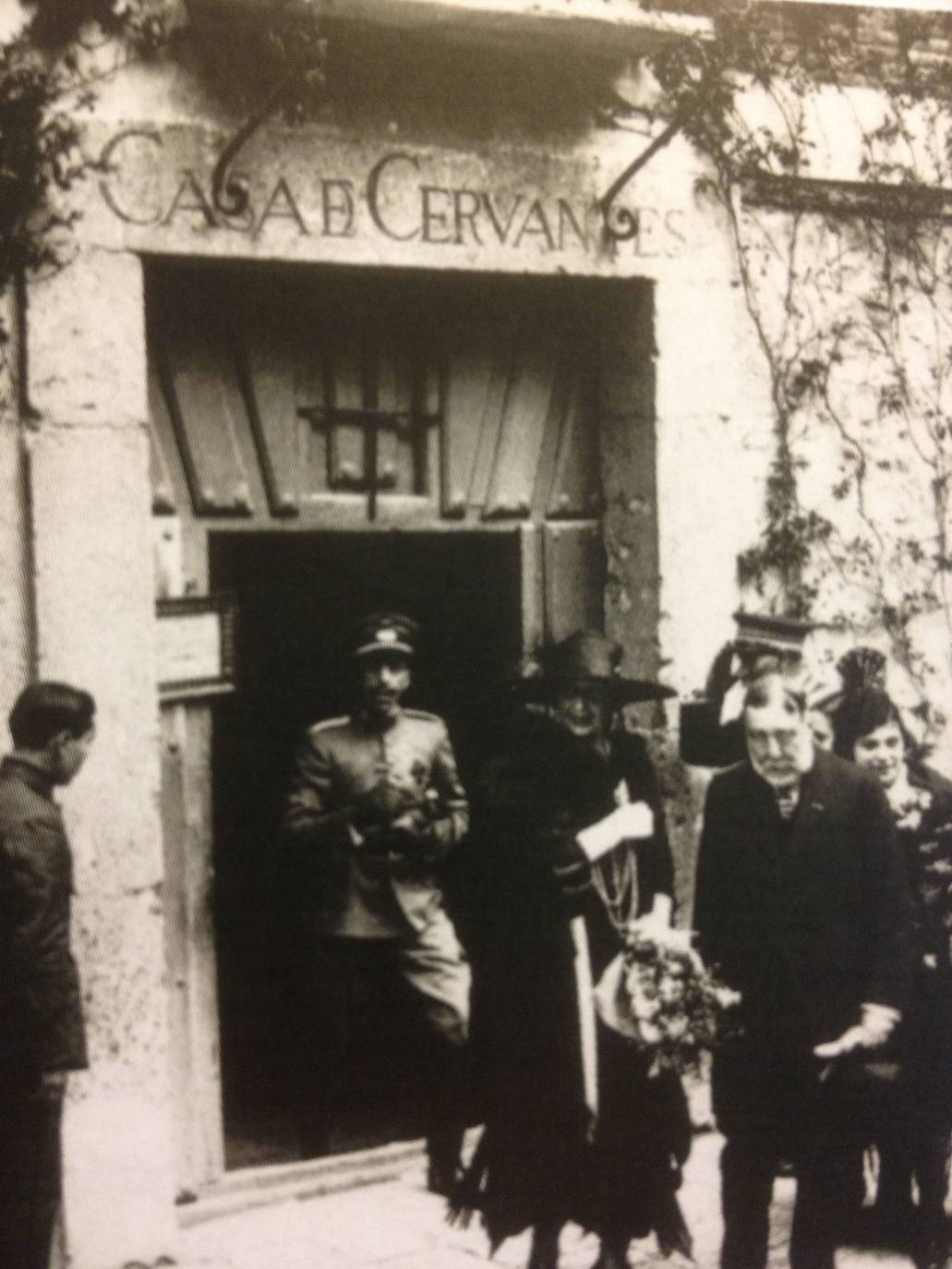 Alfonso XIII sale de la Casa Cervantes en 1921.