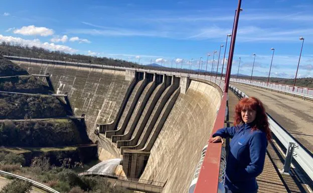 Mari Luz en su lugar de trabajo, la presa de Irueña, en la comarca de Ciudad Rodrigo. 