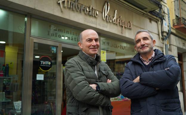 Imagen principal - Fernando y Luis Rodríguez Ruiz, frente a la actual papelería de Claudio Moyano, letrero del comercio del año 1948 y el fundador de la empresa.