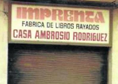 Imagen secundaria 1 - Fernando y Luis Rodríguez Ruiz, frente a la actual papelería de Claudio Moyano, letrero del comercio del año 1948 y el fundador de la empresa.