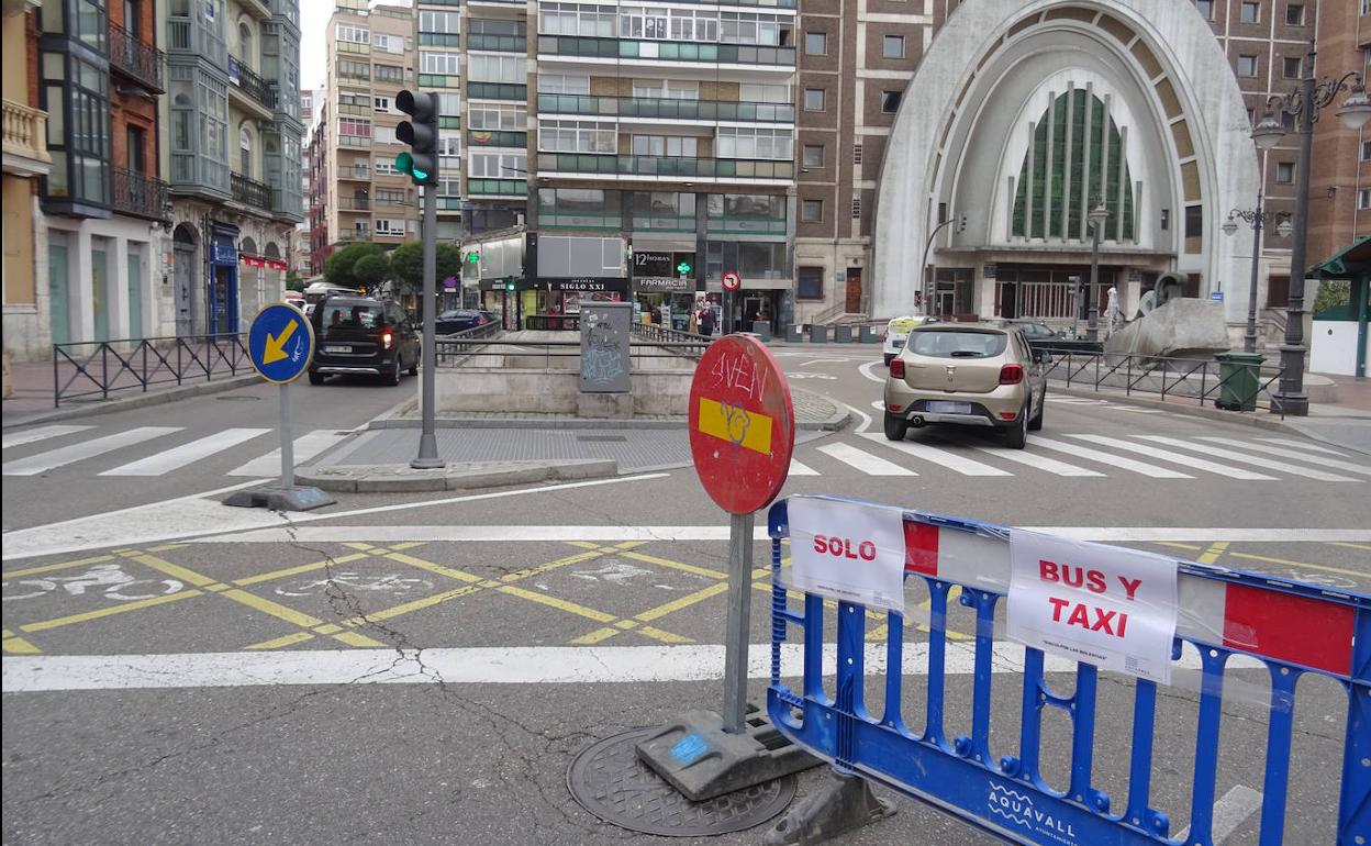 Señalización del corte al tráfico de la plaza de España desde López Gómez. 