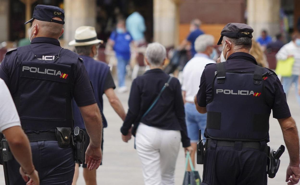Dos policías nacionales en Salamanca. 