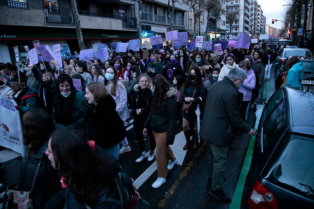 Miles de personas tiñeron las calles de morado acompañando al Movimiento Feminista de Salamanca en la manifestación del 8M