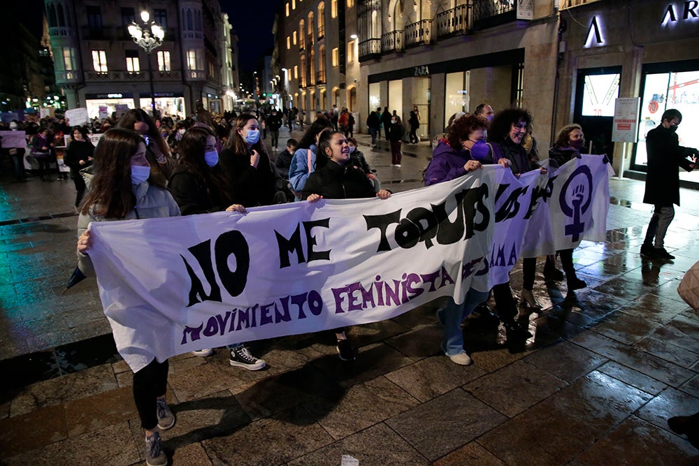 Miles de personas tiñeron las calles de morado acompañando al Movimiento Feminista de Salamanca en la manifestación del 8M