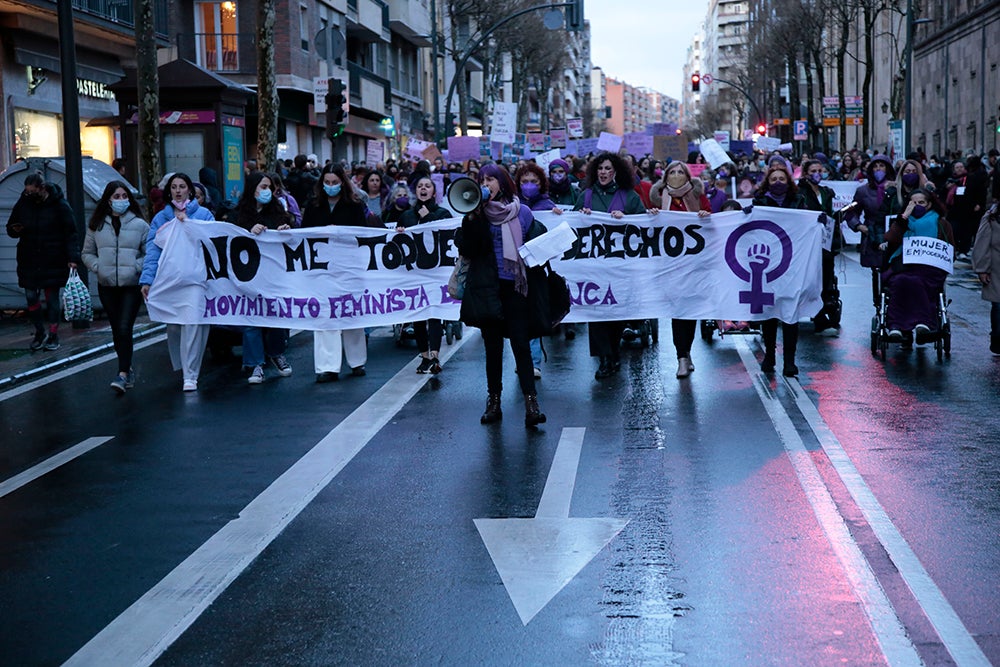 Miles de personas tiñeron las calles de morado acompañando al Movimiento Feminista de Salamanca en la manifestación del 8M