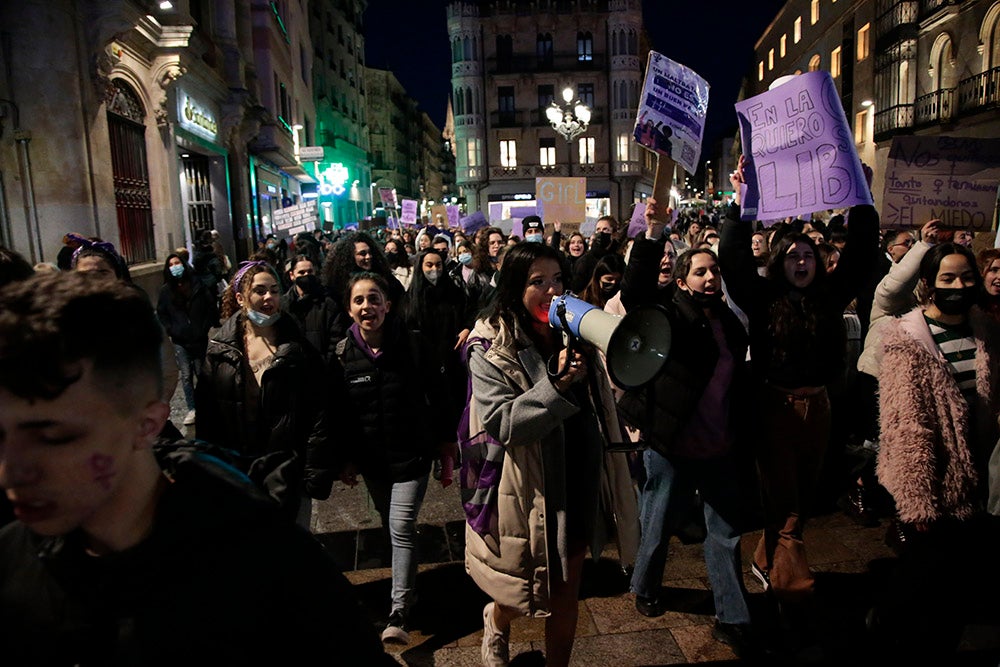 Miles de personas tiñeron las calles de morado acompañando al Movimiento Feminista de Salamanca en la manifestación del 8M