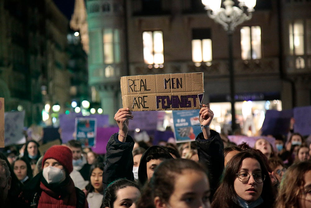 Miles de personas tiñeron las calles de morado acompañando al Movimiento Feminista de Salamanca en la manifestación del 8M