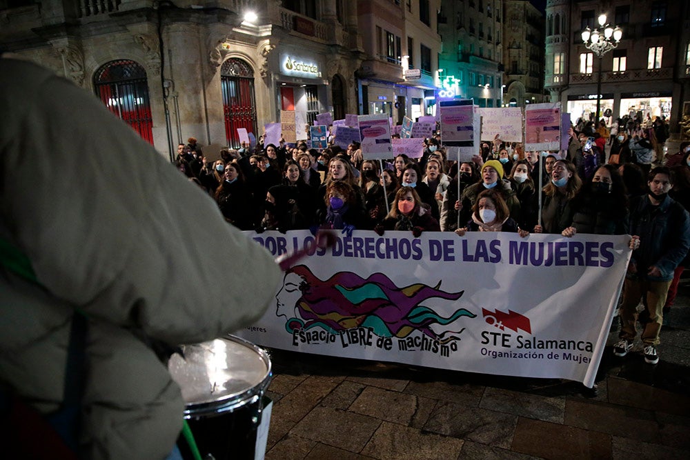 Miles de personas tiñeron las calles de morado acompañando al Movimiento Feminista de Salamanca en la manifestación del 8M