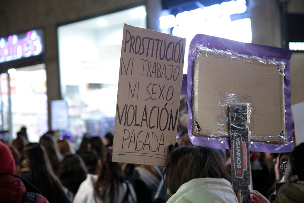 Miles de personas tiñeron las calles de morado acompañando al Movimiento Feminista de Salamanca en la manifestación del 8M