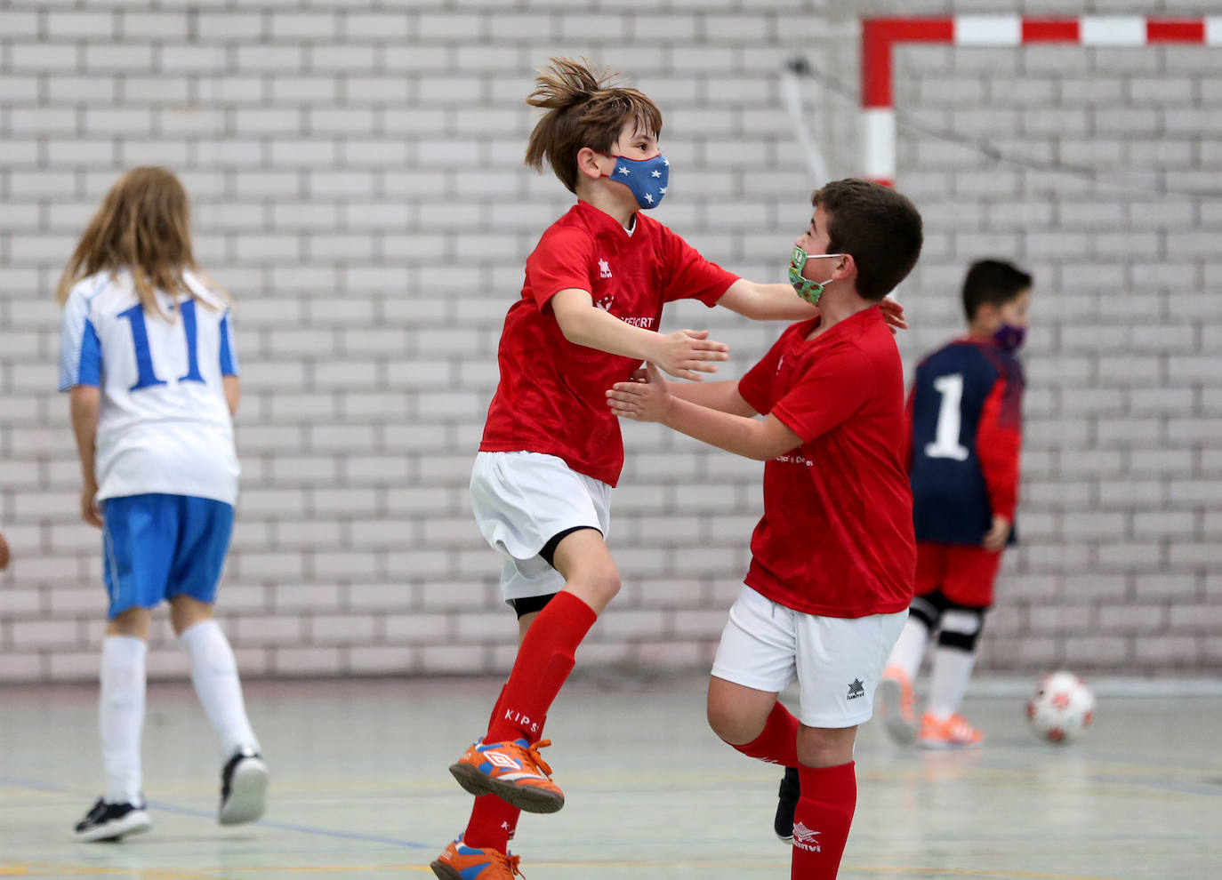 Fotos: Fútbol sala y baloncesto congregan la atención de los escolares en Valladolid