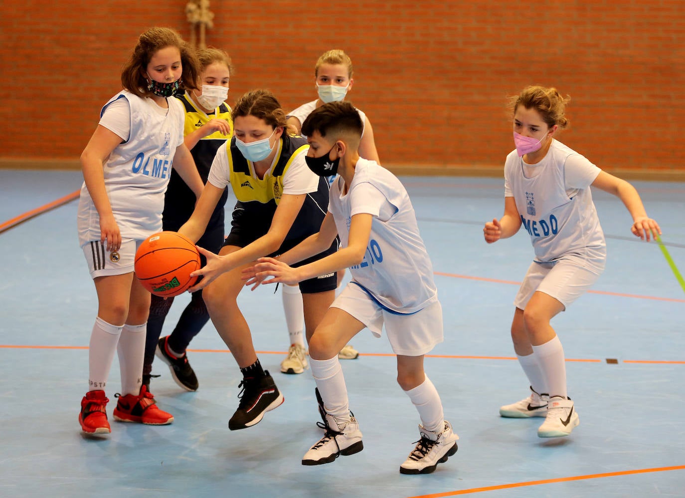 Fotos: Fútbol sala y baloncesto congregan la atención de los escolares en Valladolid